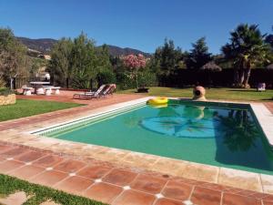 una piscina nel cortile di una casa di Casa LADI by CasaTuristica ad Arriate
