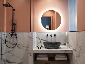 Ein Badezimmer in der Unterkunft Athens City View Urban Suites