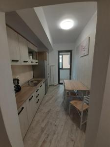 una cucina con un tavolo e una sala da pranzo di Apartament Matei a Tulcea