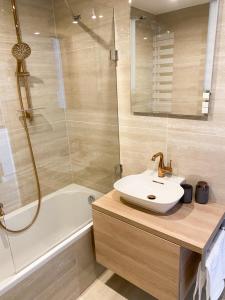 uma casa de banho com um lavatório, um chuveiro e uma banheira em Palace 404 em Spindleruv Mlyn