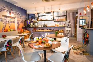 - un restaurant avec des tables, des chaises et des fruits dans l'établissement Hôtel Le Bord'O Vieux Port, à La Rochelle