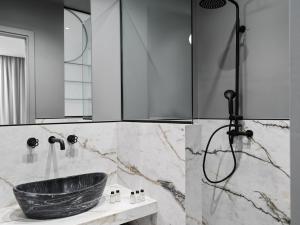Ein Badezimmer in der Unterkunft Athens City View Urban Suites