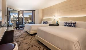 Postel nebo postele na pokoji v ubytování Harrah's Las Vegas Hotel & Casino