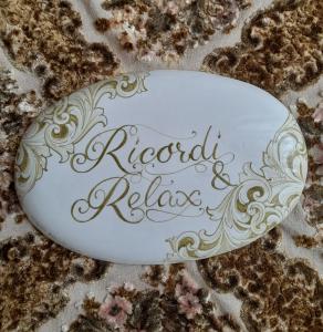 法薩諾的住宿－Ricordi & Relax，一只白碗,上面写着“反抗”字