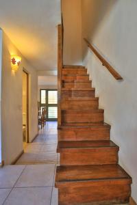 Una escalera en una casa con escalones de madera en Cascada Del Sur en San Carlos de Bariloche