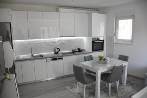 Η κουζίνα ή μικρή κουζίνα στο The White Apartment