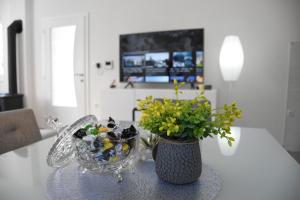 Μια τηλεόραση ή/και κέντρο ψυχαγωγίας στο The White Apartment