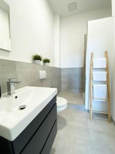 y baño con lavabo blanco y aseo. en Best Boarding House, en Hanau am Main