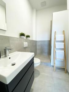 ハーナウ・アム・マインにあるBest Boarding Houseのバスルーム(白い洗面台、トイレ付)