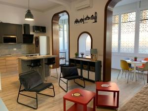 una cucina e un soggiorno con sedie e tavolo di La Scalea in Trastevere a Roma