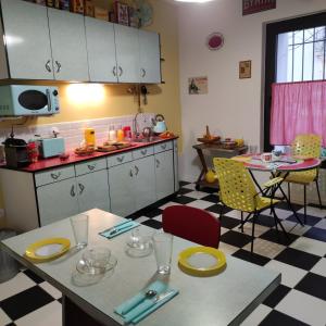 cocina con mesa y sillas en una habitación en NOSTAL'GITE, en Lansargues