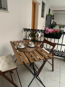 uma mesa de madeira e duas cadeiras num quarto em Casa Vigon em Sanlúcar de Barrameda