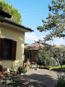 a house with a driveway in front of it at Valle degli Ulivi appartamento in Terni
