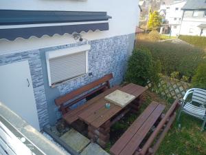 een picknicktafel en een bank voor een gebouw bij Ferienwohnung Sleeps 6 with Whirlpool in Olsberg