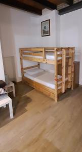 MonzunoにあるR&B Ostello Degli Deiのベッドルーム1室(二段ベッド2組付)