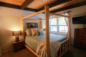 een slaapkamer met een bed met een houten bedframe bij Woodsy retreat near Northstar & lake in Kings Beach