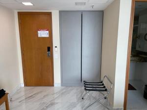 a cart in front of a door in a room at Flat Tropical in Manaus