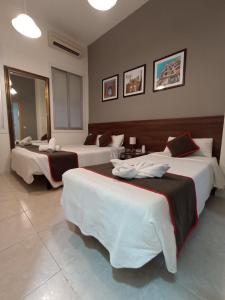 ein Hotelzimmer mit 2 Betten in einem Zimmer in der Unterkunft CH Murallas II in Madrid