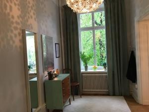 une chambre avec une commode et une fenêtre dans l'établissement Artistic and light 2 room apartment in SoFo 65sqm, à Stockholm