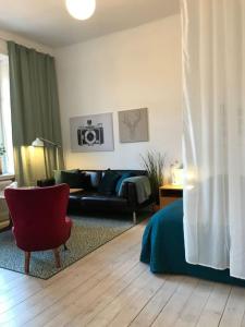 - un salon avec un lit et un canapé dans l'établissement Bohemian and light one room apartment in SoFo 31sqm, à Stockholm