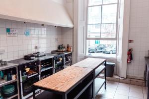 Kuchyň nebo kuchyňský kout v ubytování Urbany Hostel London 18-40 Years Old
