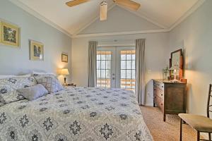 מיטה או מיטות בחדר ב-Cozy The Woodshop Cabin with Deck and Forest Views!