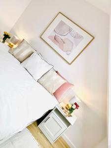 um quarto branco com uma cama e uma mesa em Dwupiętrowy apartament rodzinny w centrum miasta z darmowym parkingiem Pod Złotym Lwem V em Klodzko