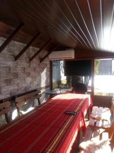 een kamer met een tafel en stoelen in een kamer bij Bolyarski Stan Guest House in Veliki Preslav