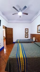 A bed or beds in a room at Hotel Suites Del Centro