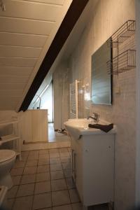 Ванна кімната в Ruhige Wohnung mit Terrasse nur 5 Minuten zur Müritz