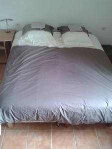 1 dormitorio con 1 cama grande y suelo de baldosa en Hilltop Haven - privacy, views and starry nights en Estoublon