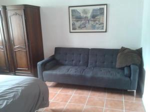 niebieską kanapę siedzącą w salonie w obiekcie Hilltop Haven - privacy, views and starry nights w mieście Estoublon