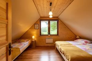 Un pat sau paturi într-o cameră la Domki Górska Zatoka