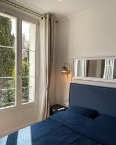 Un pat sau paturi într-o cameră la Magnifique appartement sur jardin - Vieil Antibes