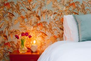 1 dormitorio con 1 cama y un jarrón con flores sobre una mesa en Brinkzate - De Es en Dwingeloo