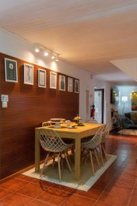 Un comedor con mesa y sillas en Refúgio do Jugo, en Vieira do Minho