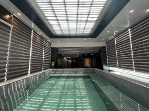 a swimming pool in a building with a ceiling at Hotel Hualimei in La Paz