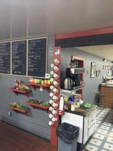 kuchnia z blatem i tablicą kredową w obiekcie Double G Service w mieście Muncho Lake