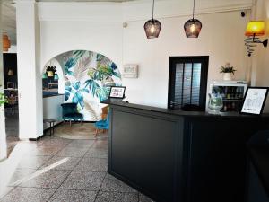 a salon with a black counter in a room at Le Régence in Arles