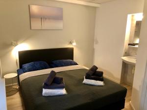 Un dormitorio con una cama con almohadas azules. en Strandappartement De Ark, en Zoutelande