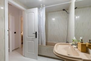 A bathroom at Eco Playa Suites - Beach & Golf!
