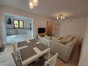Kuchyňa alebo kuchynka v ubytovaní Apartament Nad Jeziorem Brenno