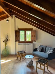sala de estar con sofá azul y mesa en A Porteliña Casa Rural en Ambas Aguas