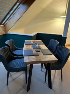 comedor con mesa de madera y sillas en Pentland view croft with a sea view, en Melvich