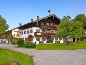 ein großes weißes Gebäude mit Balkon darüber in der Unterkunft Holznerhof - Chiemgau Karte in Inzell