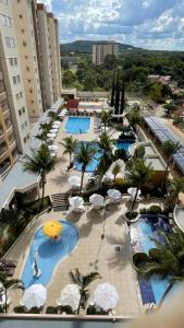 eine Luftansicht eines Resorts mit mehreren Pools und Sonnenschirmen in der Unterkunft Flat Prive das Thermas II - R3 Caldas in Caldas Novas