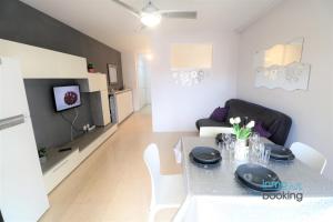Kuchyň nebo kuchyňský kout v ubytování Loft Alboran Salou, climatizado, piscina y wifi
