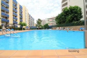 Bazén v ubytování Loft Alboran Salou, climatizado, piscina y wifi nebo v jeho okolí