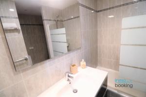 Koupelna v ubytování Loft Alboran Salou, climatizado, piscina y wifi