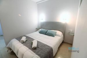 Postel nebo postele na pokoji v ubytování Loft Alboran Salou, climatizado, piscina y wifi